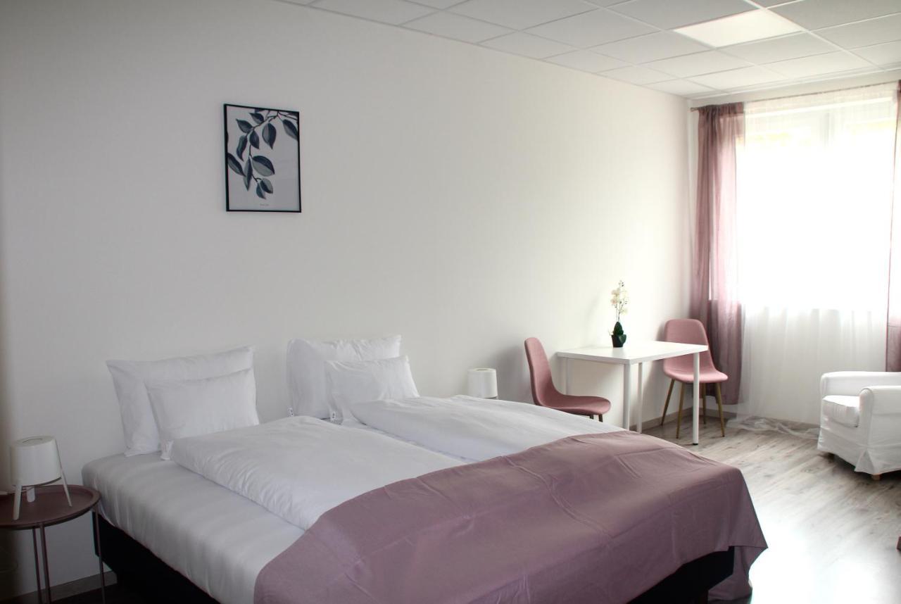 Vecsesi Rendezvenykoezpont Es Panzio Bed & Breakfast Eksteriør bilde