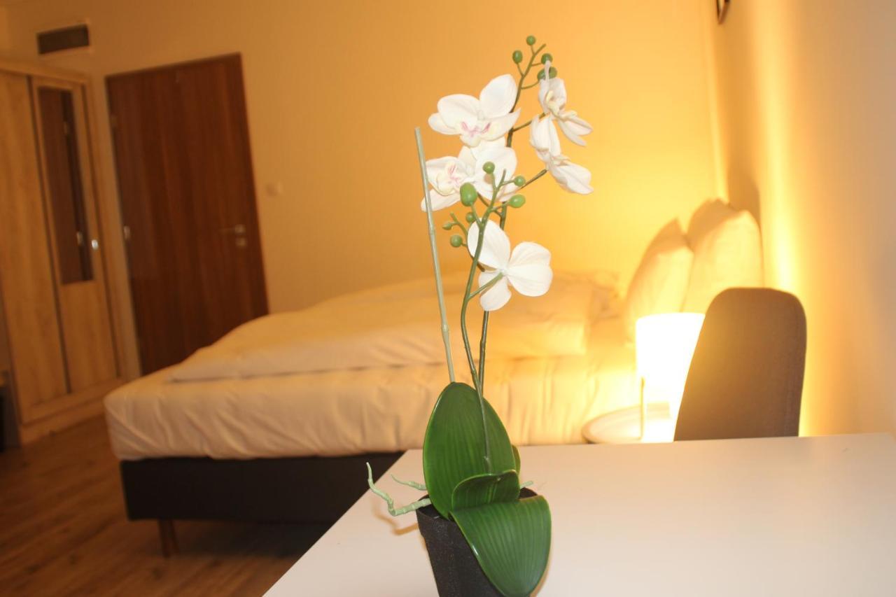 Vecsesi Rendezvenykoezpont Es Panzio Bed & Breakfast Eksteriør bilde