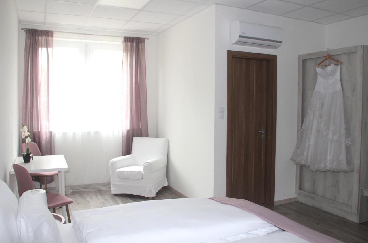 Vecsesi Rendezvenykoezpont Es Panzio Bed & Breakfast Eksteriør bilde