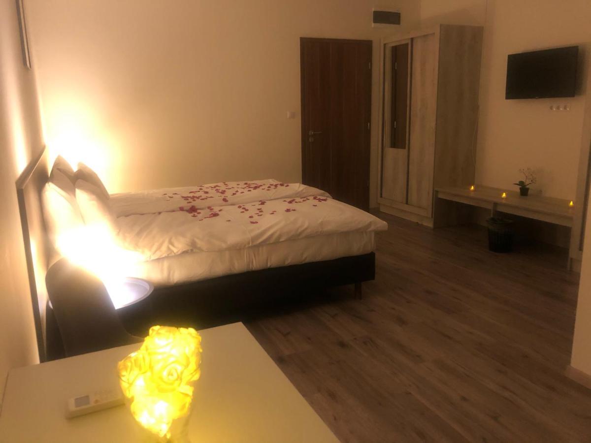 Vecsesi Rendezvenykoezpont Es Panzio Bed & Breakfast Eksteriør bilde