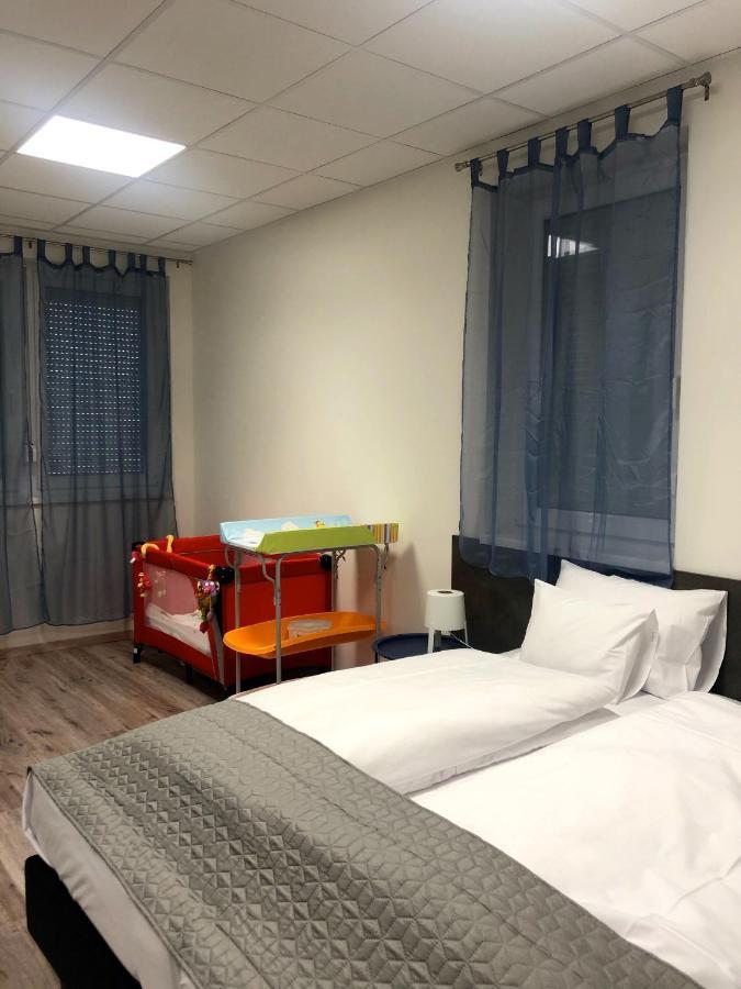 Vecsesi Rendezvenykoezpont Es Panzio Bed & Breakfast Eksteriør bilde