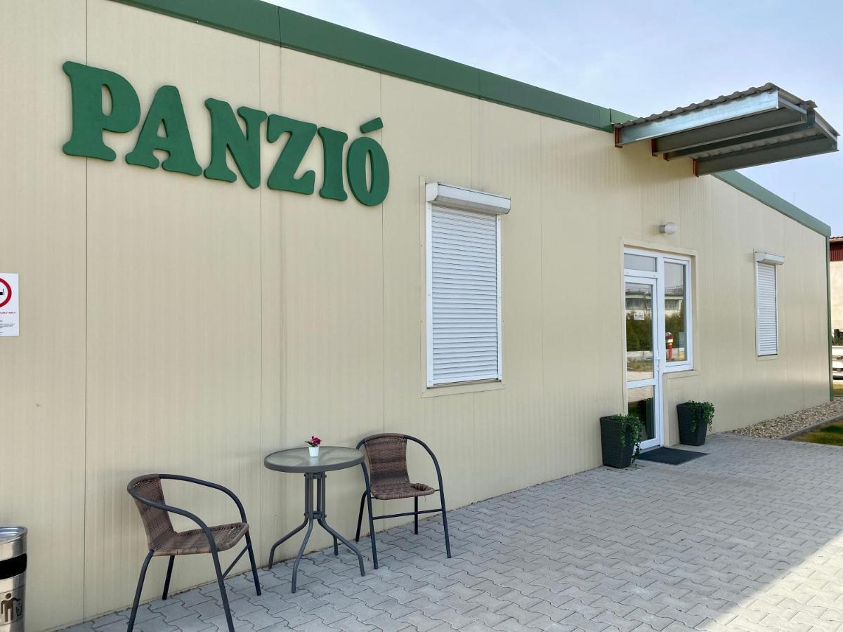 Vecsesi Rendezvenykoezpont Es Panzio Bed & Breakfast Eksteriør bilde
