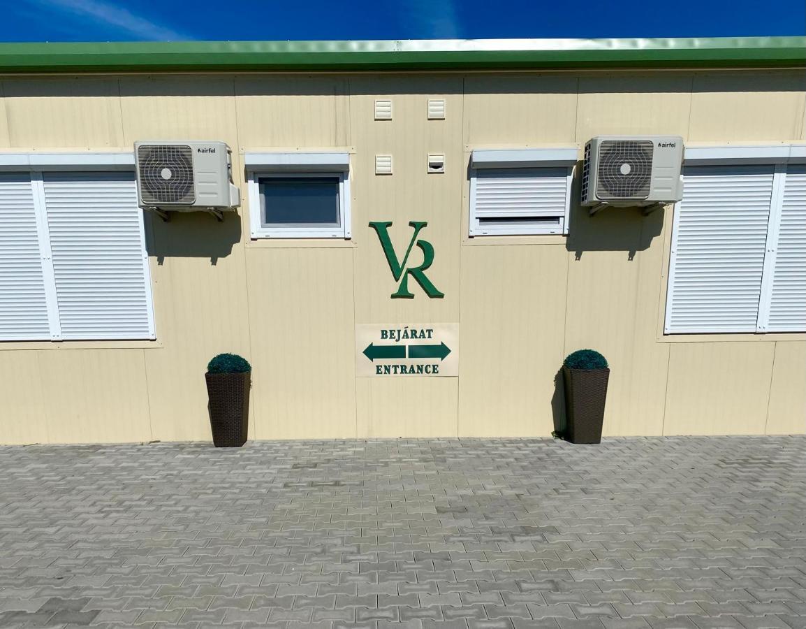 Vecsesi Rendezvenykoezpont Es Panzio Bed & Breakfast Eksteriør bilde