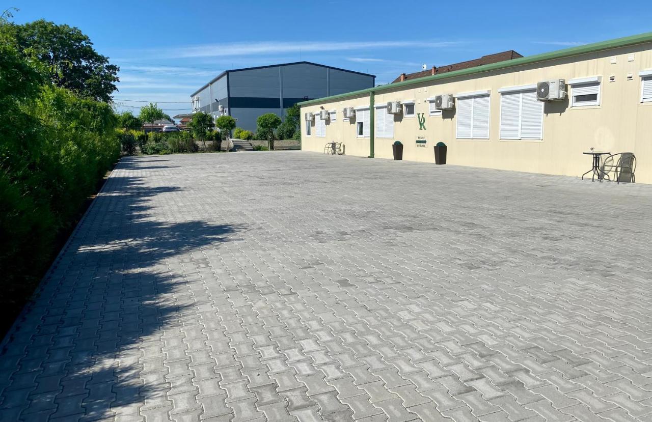 Vecsesi Rendezvenykoezpont Es Panzio Bed & Breakfast Eksteriør bilde