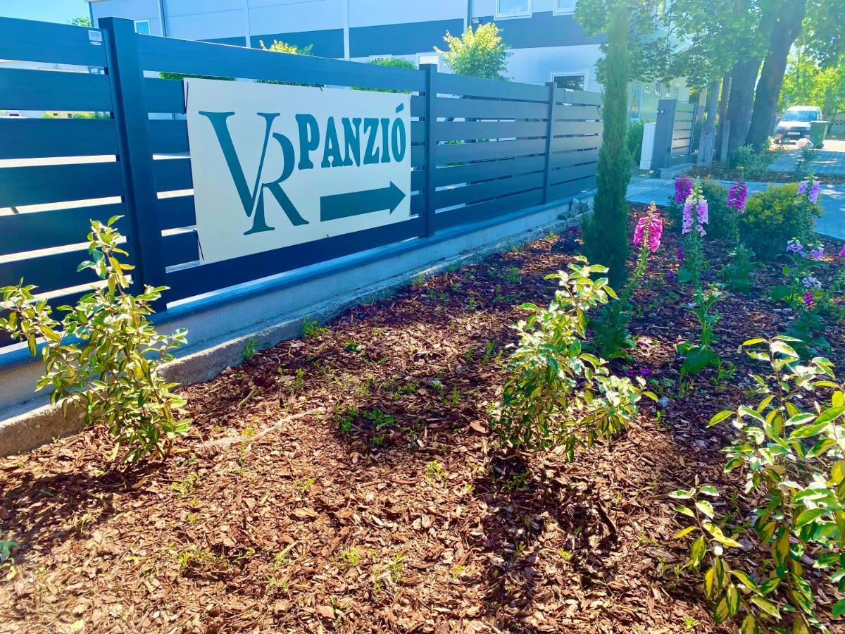 Vecsesi Rendezvenykoezpont Es Panzio Bed & Breakfast Eksteriør bilde