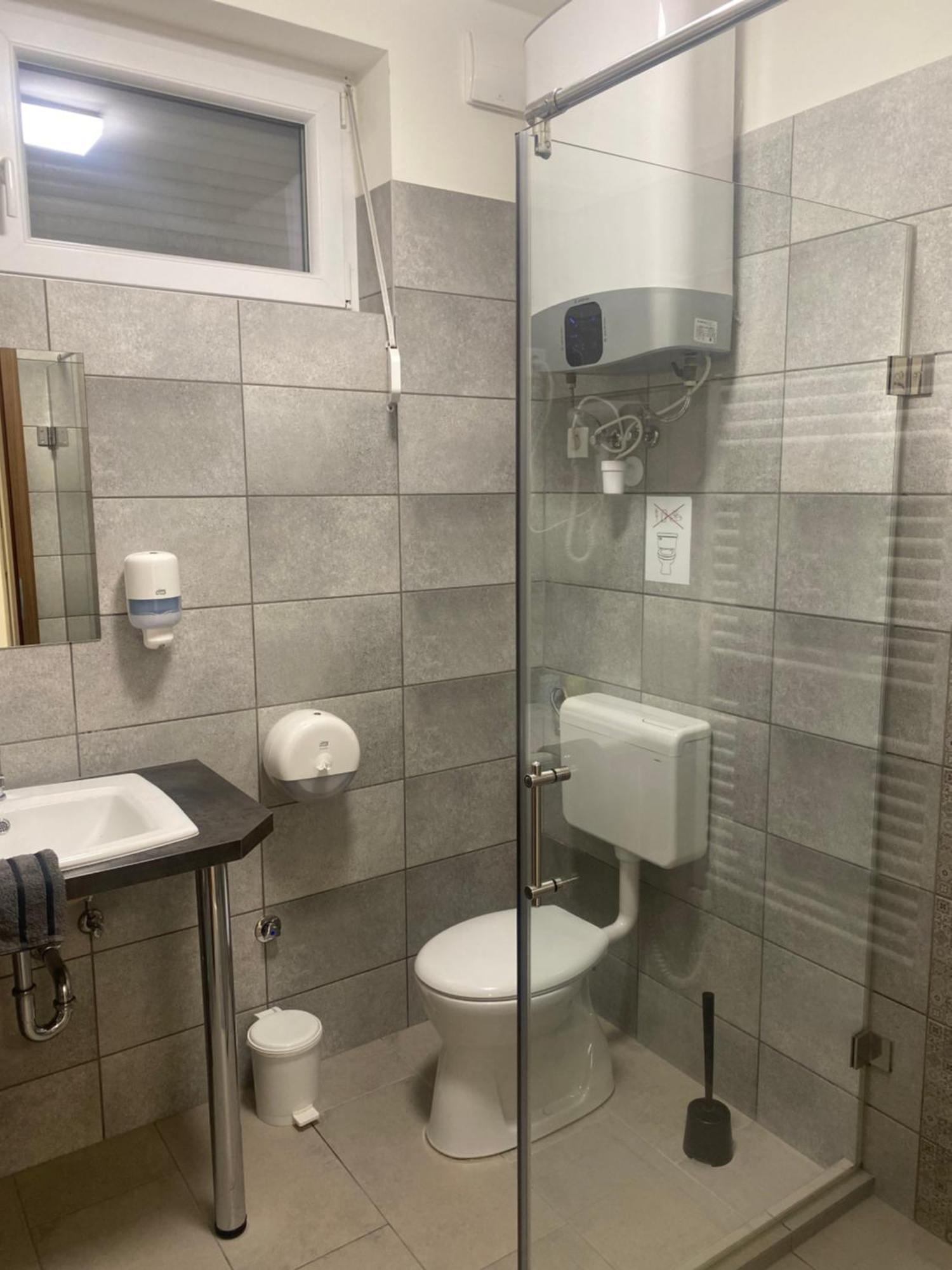Vecsesi Rendezvenykoezpont Es Panzio Bed & Breakfast Eksteriør bilde