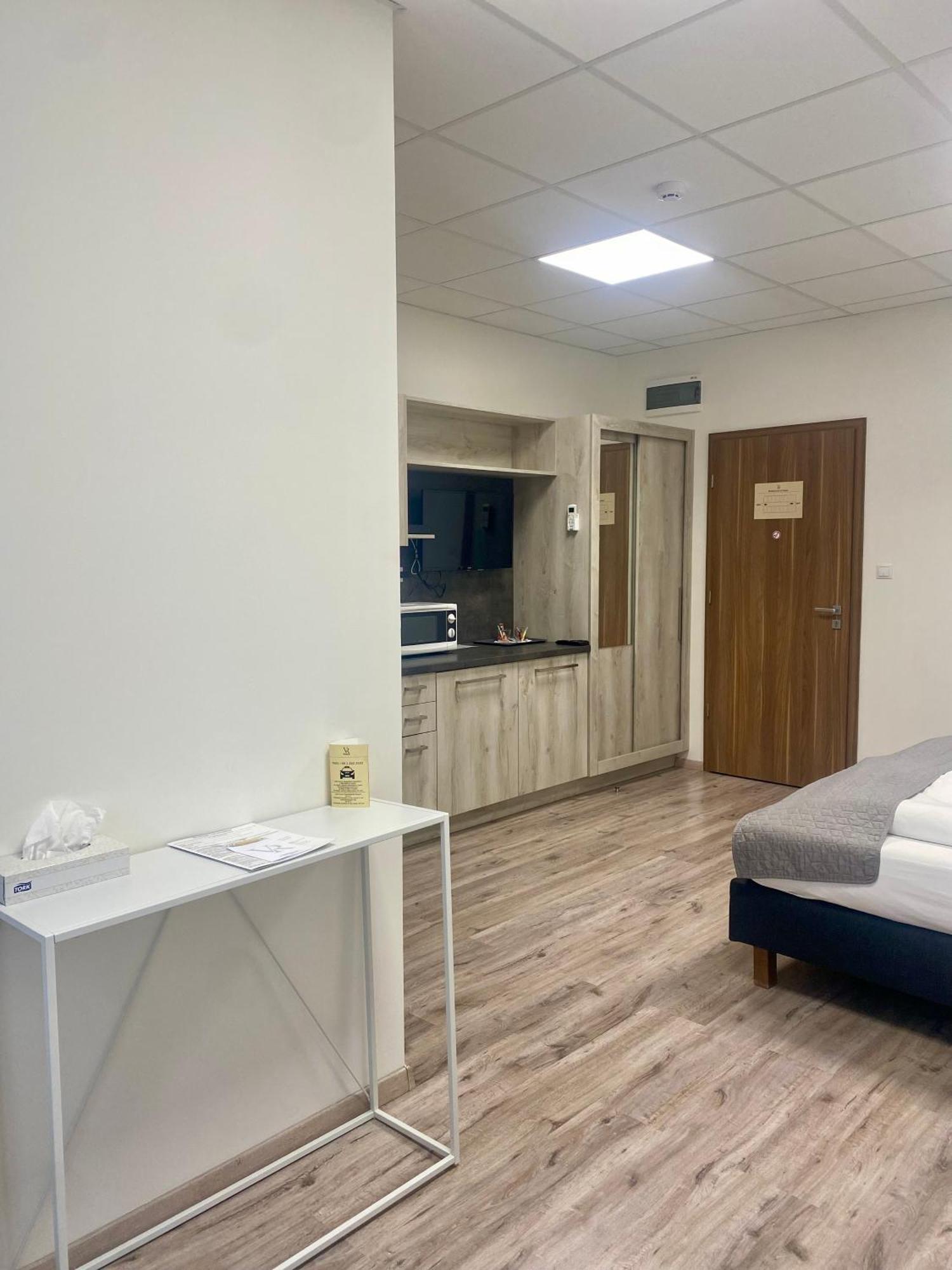 Vecsesi Rendezvenykoezpont Es Panzio Bed & Breakfast Eksteriør bilde