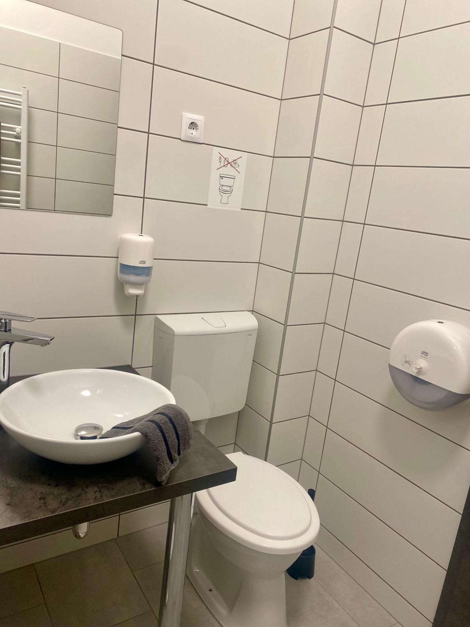 Vecsesi Rendezvenykoezpont Es Panzio Bed & Breakfast Eksteriør bilde